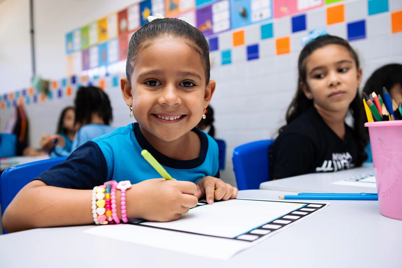 Aluno da Educação Infantil do Apogeu em atividade escolar