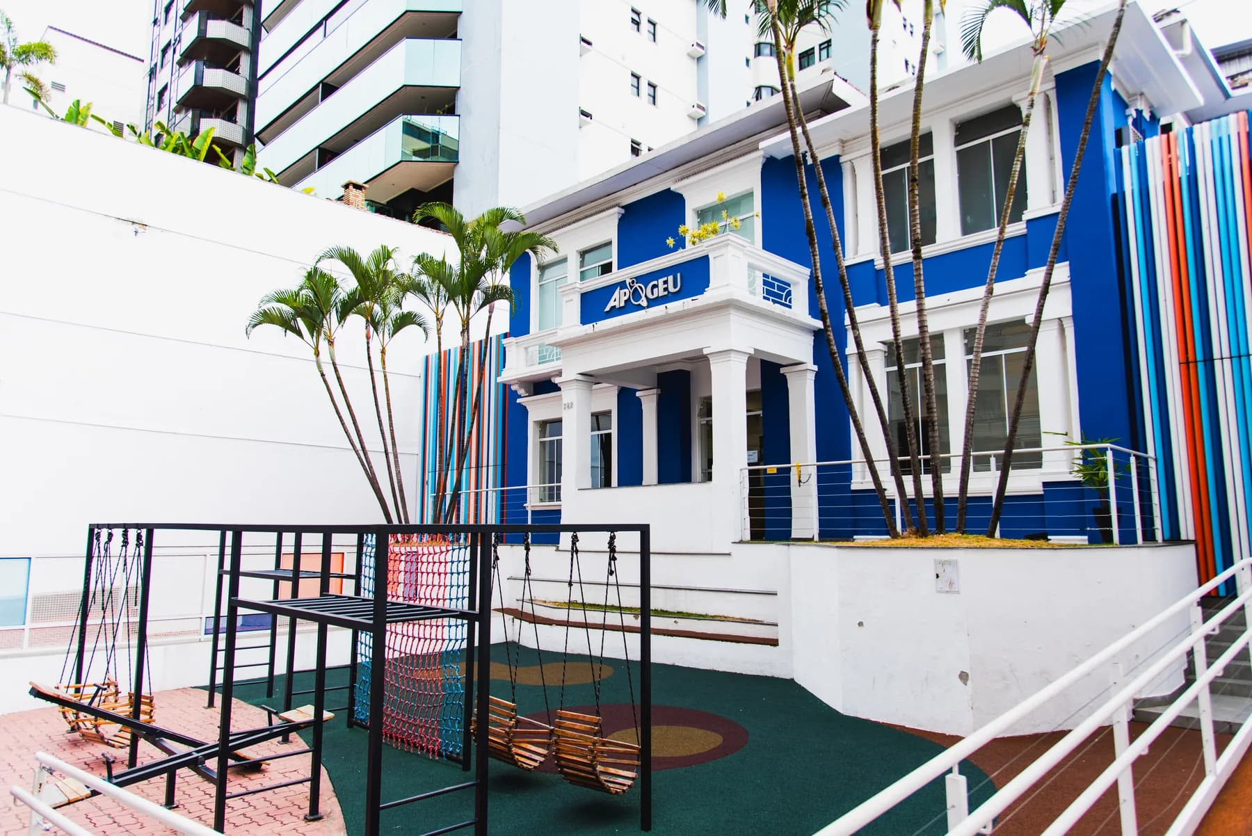 Fachada de uma unidade da Rede de Ensino Apogeu