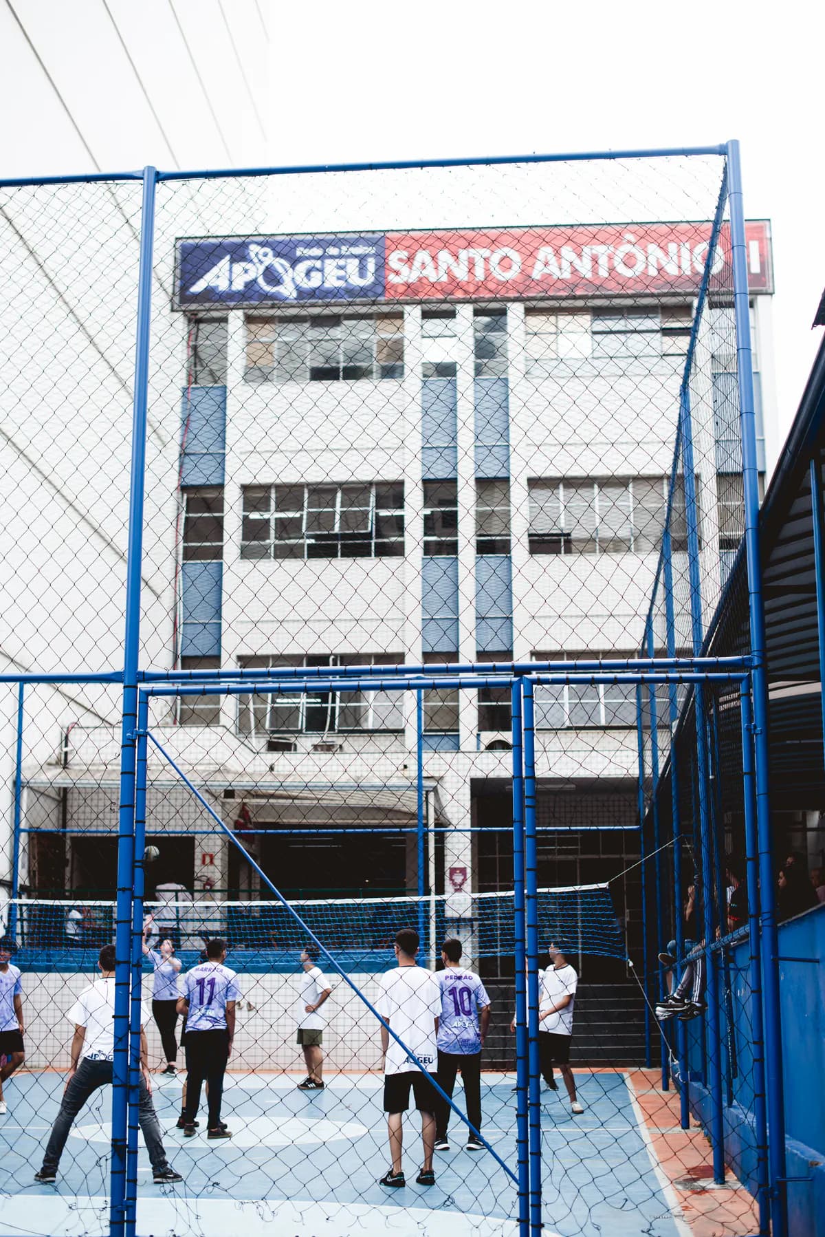 Fachada e quadra da unidade Apogeu Santo Antônio II
